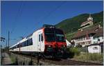 Ein SBB Domino RBDe 560 als Regionalzug 7429 auf dem kurzen, eingleisigen Streckenabschnitt bei Ligerz, im Hintergrund die schmucke Kirche von Ligerz.