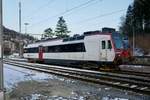 Der beschädigte Domino RBDe 560 253-7 der am 22.1.18 in Lommiswil entgleiste wegen eines Erdrutsches, steht am 13.2.18 beim Bahnhof Moutier mit den Drehgestellen auf Diplory.