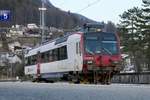 Der beschädigte Domino RBDe 560 253-7 der am 22.1.18 in Lommiswil entgleiste wegen eines Erdrutsches, steht am 13.2.18 beim Bahnhof Moutier mit den Drehgestellen auf Diplory.