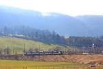 An einem diesigen Tag im Berner Jura fährt ein SBB Domino-Lokalzug in die grosse Schlaufe oberhalb Sonceboz ein zur Fahrt durch das Gebirge Richtung Tavannes.