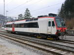 SBB - Triebwagen RBDe 4/4 560 253-7 auf Hilfsdrehgestellen wegen eines Erdrutsch zwischen Lommiswil und Oberdorf abgestellt in Moutier am 24.02.2018