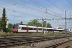 ABt NPZ Domino durchfährt den Bahnhof Pratteln.