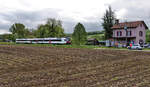 Die Broyetallinie: Einfahrt eines Domino-Zuges mit Triebwagen 560 254 an der Spitze in die kleine Station Henniez. 20.Mai 2021 