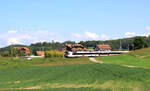 An der Querverbindung von Fribourg über den Pass ins Broyetal nach Payerne (Linie RER S30, Réseau express regional fribourgeois): Triebwagen 560 212 tastet sich in Léchelles von der