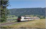 RBDe 560 255-2  Aventicum  als S21 7832 erklimmt die doch überraschend starke Steigung Richtung Weissensteintunnel oberhalb von Crémines. 
Da der Weissensteintunnel 2024 saniert wird, profitiert die BLS auch weitere Infrastruktur-Sanierungen an der gesamten Strecke vorzunehmen. 

5. Juni 2023