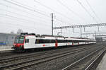 NPZ Domino, auf der S23, verlässt bei trübem Wetter den Bahnhof Rothrist.