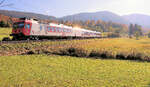 Die Linie durch die Vallée de Joux im Jura Gebirge: TRAVYS Domino-Zug mit NPZ Triebwagen 560 384 kommt der langen Panzersperre entlang aus dem Hochtal herunter nach Le Day (und weiter zur