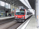 SBB - Regio nach Langenthal an der Front der Triebwagen RBDe 4/4 560 280-0 beim verlassen der Bahnhofshalle in Olten am 16.04.2016