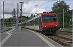 Der RE 18123 von Frasne nach Neuchâtel beim kurzen Halt in Travers.