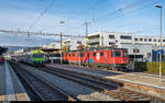 Knie-Werbelok 420 294 und 430 367 mit Zuckerrübenzug Nyon - Aarberg am 25. Oktober 2019 vor dem Umfahren im Bahnhof Lyss. Beide Loks sind derzeit für die Zuckerrübenkampagne an die Firma Sersa vermietet. Im Gleis 4 wartet der RBDe 565 742 als Regio nach Büren an der Aare.