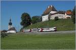 Auch vor der Übernahme der SBB  Domino  Züge besass die TPF bereits ähnliche Züge: Bei Vaulruz ist der TPF RBDe 567 182  Courtepin  mit B und Abt auf dem Weg nach Bulle.