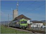 Der BLS RBDe 565 731 (94 85 7 565 731-7 CH-BLS) erreicht mit seinem Regionalzug von Lyss sein Ziel Büren an der Aare und fährt an deinem auf Landstationen typischen  Landi  Gebäude