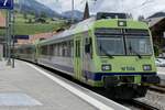 Der ABt 942 als RE nach Spiez am 19.5.23 im Bahnhof Zweisimmen.