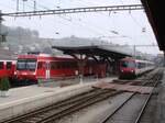 Kreuzung zweier Pendelzüge der S-Bahn-Linie 6 (Luzern-Wolhusen-Huttwil-Langenthal) am 28. Oktober 2007 in Huttwil. Links die BLS-ABt 942, B Lego, RBDe 566 242 (ehemals RM) Richtung Luzern, rechts der SBB-RBDe 560 061  Sins  mit einem AB und dem Bt 975 (beide ehemals Thurbo/Seehas) Richtung Langenthal. Die Einsätze von SBB-Zügen auf dieser Linie dienten dem Kilometerausgleich zwischen SBB und BLS.