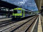 Der RBDe 566 II 241 am 18.4.2024 als RE 9 nach Interlaken Ost bei der Einfahrt in den Bahnhof von Spiez