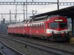 bls - Ausfahrender Regionalzug nach Thun mit ABt Steuerwagen 1 + 2 Kl.