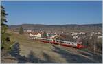 Der sogenannte  Schülerzug , bestehend aus dem ABt 375 (ABt 50 85 80 33 325-7), dem B 536 (B 50 85 2035 536-5 CH-TVYS) und dem  TRAVYS RBDe 567 174 (94 85 7567 174-8)  Fleurier , ist als