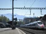 Ein SBB RABe 503 durchfährt am 8.4.17 als EC von Milano-Genève Aéroport den Bahnhof Vevey.