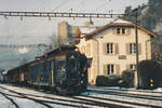 OeBB: Güterzug mit dem BDe 4/4 641 bei einem Zwischenhalt in der Klus im Dezember 2005.