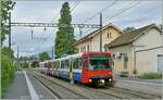 Aus der  Gleichstromzeit  stammt dieses Bild, welches praktisch vom selben Standort wie das vorhergehende aufgenommen wurde. Im Bahnhof hält ein Regionalzug nach Genève, bestehend aus dem Bem 550 002  Nant d'Avril  und einer weiteren  boîte d'allumette  (Zündholzschachtel) wie diese Triebfahrzeuge auch treffend genannte wurden.

21. Juni 2010