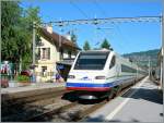 Ein Cisalpino ETR 470 auf dem Weg Richtung Süden bei der Durchfahrt in La Tour de Peilz. 
15. August 2006