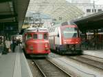 Zwei Gste am Churer Bahnhofsfest, Churchill  Doppelpfeil RAe 4/8 1021 neben einem Zug der S-Bahn Zrich(ZVV)514 019-9.