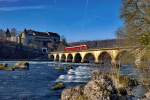 Der Churchill-Pfeil RAe 4/ 8 1021 fährt über die Rheinbrücke in Neuhausen am Rheinfall unter Schloss Laufen vorüber.Bild vom 13.12.2015