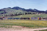 SBB: Der heutige RE Bern-Luzern im Juli 1999 noch mit einem nicht erkennbaren RBe 4/4 im Luzerner Hinterland unterwegs nach Luzern.