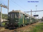 RBe 4/4 1405 mit einem Extrazug unterwegs von Zrich nach Koblenz bei einem Kreuzungshalt in Dttingen.