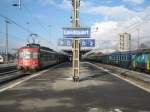 RBe 540 022 (540 068 am Zugschluss) als Entlastungszug (IC 10571) Zrich-Chur beim Zwischenhalt in Landquart, rechts steht noch ein weiterer Entlastungzug und wartet auf seinen Einsatz, 26.12.2010.