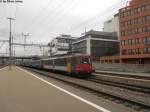 Der RBe 540 032-0 durchfhrt am 12.10.2011 Altstetten mit 4 EW2 fr den Gipfeli-Express nach Einsiedeln.