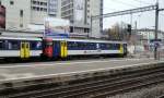 Ein Dienstzug, angefhrt vom RBe 540 075-9, bringt am 13.11.12 ein wenig Farbe in den Bahnhof Oerlikon.