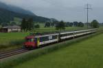 Am frhen Morgen des 10.07.2013 zieht der RBe 540 064-3 den IC 10759 von Pfffikon SZ Richtung Ziegelbrcke, aufgenommen bei Bilten.