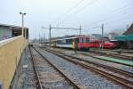 Der RBe 206 Pendel beim Wenden als Regio im Bahnhof Balsthal, rechts daneben steht der Rote Pfeil der OeBB.