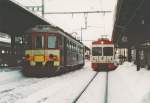 SBB/CMN: Regionalzüge in La Chaux-de-Fonds auf normaler und schmaler Spur im Februar 2002.