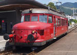 Der ROTE PFEIL der Oensingen-Balsthal-Bahn/OeBB.
Infolge eines schweren Motorenschadens steht der RBe 2/4 202 seit dem September 2019 im Depot Balsthal. Erst im Herbst 2021 soll das Paradepferd der OeBB wieder auf der Strecke mit neuer Lackierung präsent sein. Die Inbetriebsetzung bei den SBB erfolgte im Jahre 1938. Die OeBB hatte ihn 1974 erworben. Vor der Übergabe erneuerte die SBB Werkstätte Zürich den Anstrich  auf die hellblaue Farbe und vollzog eine R 1.
Gegegenwärtig gibt es in der Schweiz noch drei Rote Pfeile.
RAe 2/4 1001 bei SBB Historic.
RBe 2/4 202 bei der OeBB.
RCe 2/4 1003 im Verkehrshaus der Schweiz in Luzern.
RBe 2/4 202 in Balsthal am 18. Juli 2019.
Foto: Walter Ruetsch 

