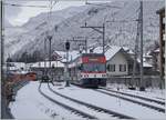 Der Zentralbahn Be 125 013 (90 85 847 0013-6) fährt auf dem Weg nach Innertkichen bei der ehemaligen MIB Bahnhof von Meiringen durch.