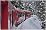 R1444 mit ABe 8/12 3505 im tiefverschneiten Wald zwischen Arosa und Litzirüti.