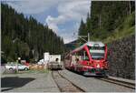 Der RhB ABe 8/12 3510  Alegara  erreicht auf seiner Fahr von Davos nach Filisur den Bahnhof von Davos Monstein.