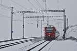 Aus dem dichten Nebel am Lago Bianco taucht der ABe 8/12 3502 am 30.03.2022 in der Station Ospizio Bernina auf