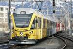 Der Allegra ABe 8/12 3514 der vor kurzem neu lackiert wurde und jetzt als  Ahnenzug  fährt, im Desigen der RhB, Bernina und Arosabahn von vor der Fusion im 1942 bzw. 1943 am 26.12.23 beim Einfahren auf den Bahnhofplatz Chur nach dem wenden.