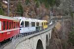 Der  Ahnenzug  ABe 8/12 3514 als Regio nach Arosa am 26.12.23 auf einem Viadukt vor Lüen-Castiel.