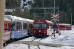 Der Gegenzug nach Chur mit dem führenden BDt 1758 und stossenden ABe 8/12 3508 fährt am 26.12.23 in den Bahnhof Langwies ein.