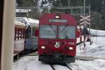 Der führende BDt 1758 des Regio nach Chur am 26.12.23 bei der Einfahrt in Langwies.