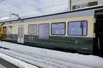 Der B 35614 im RhB Stammnetz-Design bevor man mit der Bernina- und Arosabahn Fusioniert hat am 26.12.23 im Bahnhof Arosa.