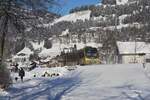 Bei Pulverschnee, welcher den Nachschuss verrät, geleitet ein MOB Be 4/4 Serie 5000  Lenkerpendel  auf dem Weg nach Rougemont durch die Winterlandschaft zwischen Gstaad und Saanen.