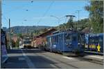 Ein MOB BDe 4/4 steht mit einem Dienstzug in Blonay, während im Hintergrund der CEV GTW Be 2/6 7003  Blonay  von Vevey kommend einfährt.