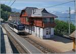 Das neu restaurierte Bahnhofgebäude von Chamby mit dem passenden MVR ABeh 2/6 7503  Blonay-Chamby  auf der Fahrt nach Les Avants.