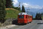 Auf dem Adhäsionsstreckenabschnitt zwischen Villars-sur-Ollon und Gryon rollt der Zahnradtriebwagen BDeh 2/4 25 der BVB im Juli 1983 in Richtung Bex hinunter