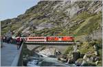 Der MGB Deh 4/4 N° 52 ist mit seinem Regionalzug kurz nach Andermatt auf dem Weg nach Göschenen und überquert unweit der  Teufelsbrücke  die Reuss.